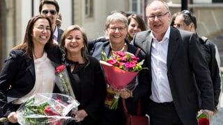 Die links-grünen Staatsräte Cesla Amarelle, Nuria Gorrite, Béatrice Métraux und Pierre-Yves Maillard freuen sich.