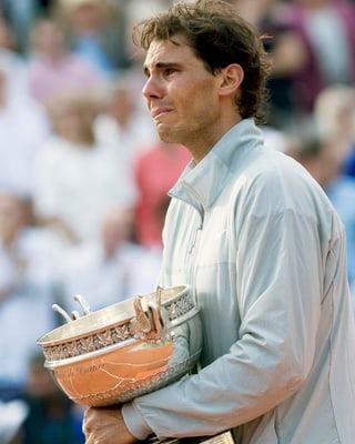 Ein emotionaler Rafael Nadal bei der Siegerehrung in Paris.