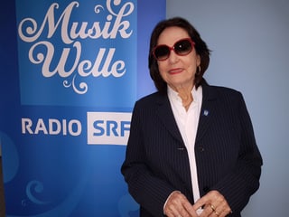Nana Mouskouri mit dunkler Sonnenbrille. Nana Mouskouri mit dunkler Sonnenbrille.