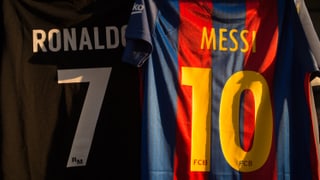 Die Trikots von Cristiano Ronaldo und Lionel Messi.