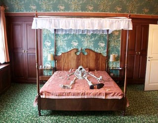 Skelett in Himmelbett liegend Skelett in Himmelbett liegend