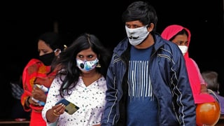 Frau und Mann in Indien mit Maske.