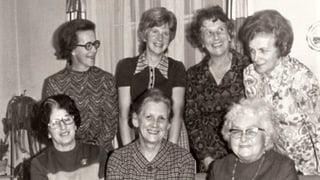 Schwarzweissbild des Vorstands der Frauengemeinschaft im Jahr 1971.