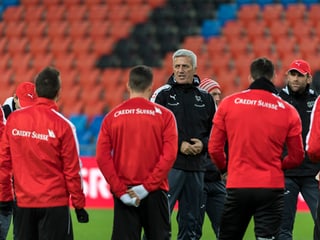Vladimir Petkovic gibt den Spielern im Training Anweisungen.