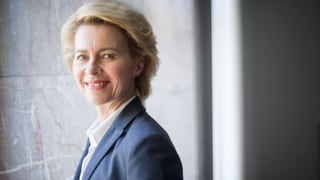 Ein Porträtbild von Ursula von der Leyen.
