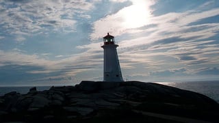 Leuchtturm, im Hintergrund ist eine melancholische Stimmung zu sehen. Leuchtturm, im Hintergrund ist eine melancholische Stimmung zu sehen.