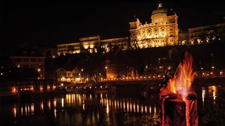 Fackel an der Aare, im Hintergrund das Bundeshaus.
