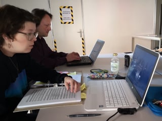 Zwei Personen vor Laptops. Zwei Personen vor Laptops.
