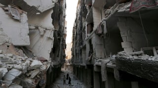 Zerbombtes Quartier in Aleppo, zwei engstehende Häuserreihen drohen einzustürzen.