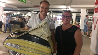 Mann und Frau mit altem Kinderwagen Mann und Frau mit altem Kinderwagen