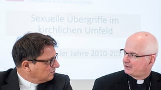 Zwei Männer sitzen vor Präsentation. Zwei Männer sitzen vor Präsentation.