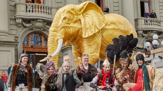 Goldener Elefant vor dem Stadttheater Bern mit Schauspielern