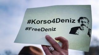 Auf einem Plakat wird Freiheit für den Journalisten Deniz Yücel gefordert.