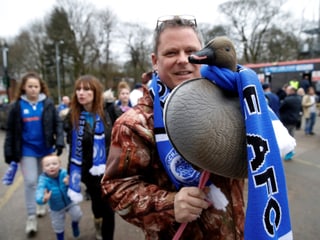 Fan mit Maskottchen