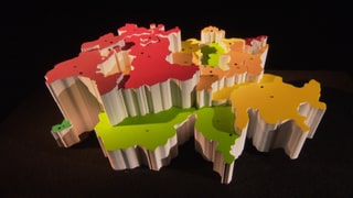 3D-Schweizer Karte mit verschieden eingefärbten Kantonen.