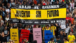 Jugendliche in Spanien protestieren gegen die Jugendarbeitslosigkeit.