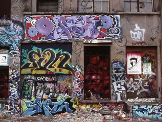 Versprayte Fassade bei einem Clubeingang in einer alten Selve-Fabrikhalle.