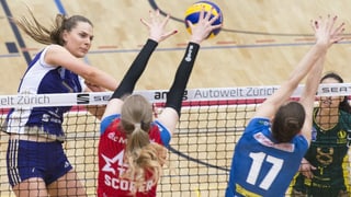 Volleyballspielerinnen in einer Halle