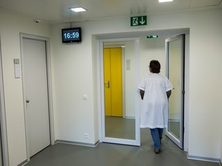 Eine Frau läuft durch die Gänge einer Psychiatrie. Eine Frau läuft durch die Gänge einer Psychiatrie.