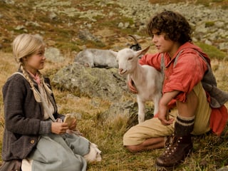 Seraina (Julia Jeker) plaudert auf der Alp mit Uorsin (Jonas Kaufmann). 