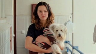 Frau mit Hund auf dem Arm.