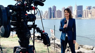 USA-Korrespondentin Vivianze Manz für einen TV-Beitrag vor der Skyline von New York. 