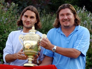 Roger Federer und Peter Lundgren halten Wimbledon Pokal