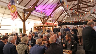Viele Leute an Tischen im Streetfood-Bereich.