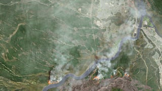 Luftaufnahme mit Rauchwolken