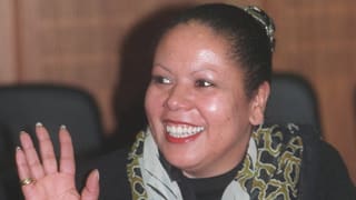 Damara Bertges winkt. Damara Bertges winkt.