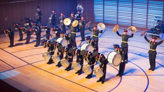 Ein Orchester mit Musikanten in Militäruniform.