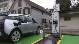 Auto an Ladestation Auto an Ladestation