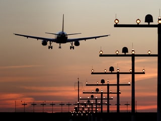 Ein Flugzeug bei der Landung Ein Flugzeug bei der Landung