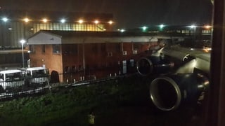 Der Flügel des Jumbojets steckt im Flughafengebäude fest.