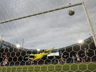 Ein Ball fliegt ins Netz. Ein Ball fliegt ins Netz.