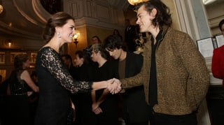 Herzogin Kate macht Bekanntschaft mit Harry Styles von der Boygroup One Direction. 