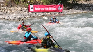 Kantuen auf dem Glenner. WWF-Aktivisten mit Transparent am Flussufer.