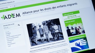 Der Screen eines Tablets, auf dem die Webste www.enfants-migrants.ch aufgrufen wurde.