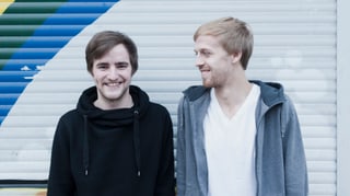Mats Schönauer (links) steht neben Moritz Tschermak. Zwei junge Männer in T-Shirt und Kaputzenpuli. Sie führen den Blog topfvollgold.de