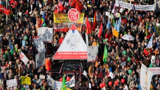 Blick auf Demonstranten gegen das TTIP in Berlin