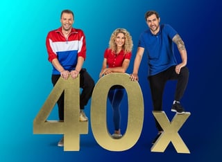 Jolanda Neff, Jonny Fischer und Manuel Burkart posieren mit einer goldenen «40».