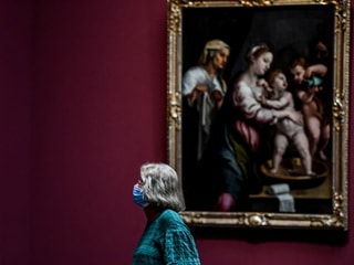 Frau mit Maske in Museum Frau mit Maske in Museum