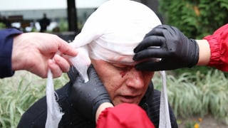 Ein verletzter Demonstrant wird notdürftig verarztet. Ein verletzter Demonstrant wird notdürftig verarztet.