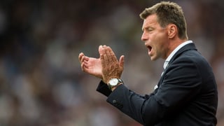 GC-Trainer Michael Skibbe feuert bei einem Spiel seine Mannschaft an.