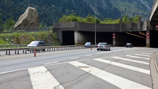 Das Eingangsportal des Gotthard-Strassentunnels in Göschenen. 