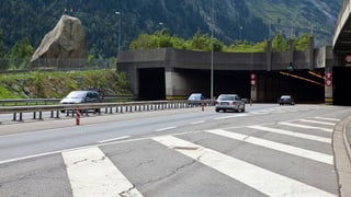 Das Eingangsportal des Gotthard-Strassentunnels in Göschenen. Das Eingangsportal des Gotthard-Strassentunnels in Göschenen.