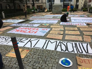 Plakate liegen am Boden