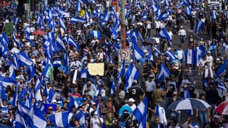 Viele Menschen mit Fahnen in Nicaragua Viele Menschen mit Fahnen in Nicaragua