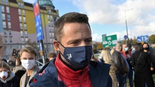 Ein Mann mit Schutzmaske