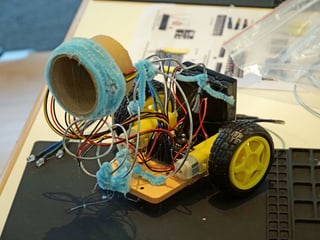 Roboter mit vielen farbigen Drähten Roboter mit vielen farbigen Drähten